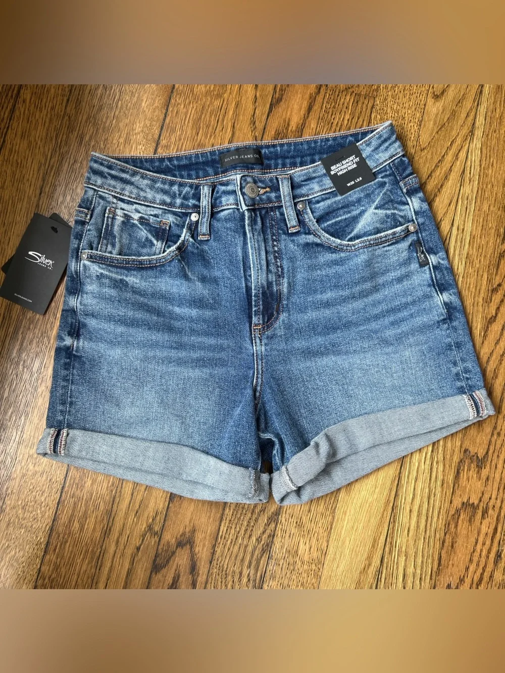 NWT Silver Jeans Beau Boyfriend High Rise Jean Short
